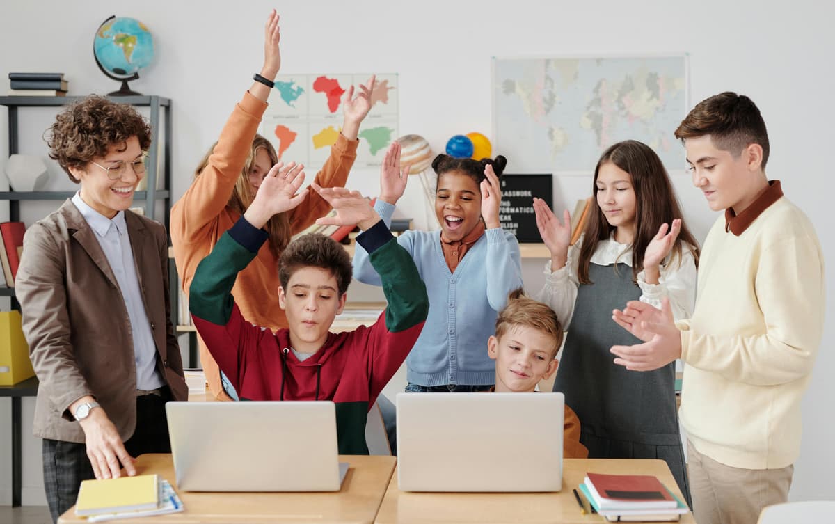 Étudiants travaillant ensemble